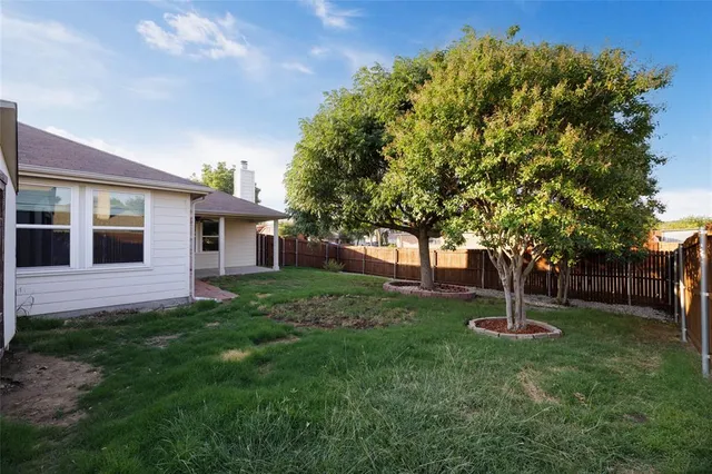 a view of a house with backyard and garden