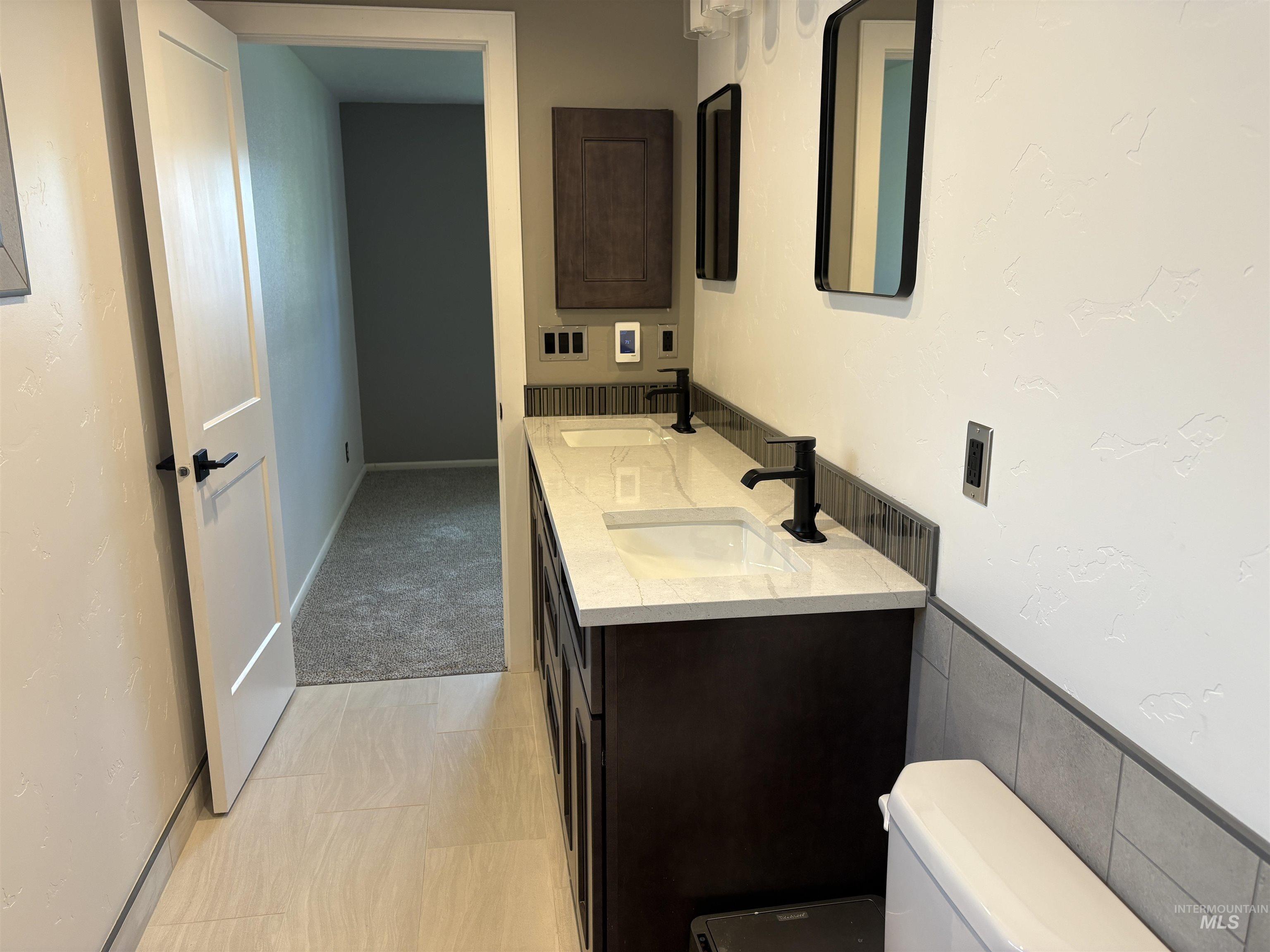 513 Ridge Way Ontario, OR 97914 - Photo 26 of 29 Modern bathroom featuring a walk-in shower with stone tile flooring and a decorative shower niche