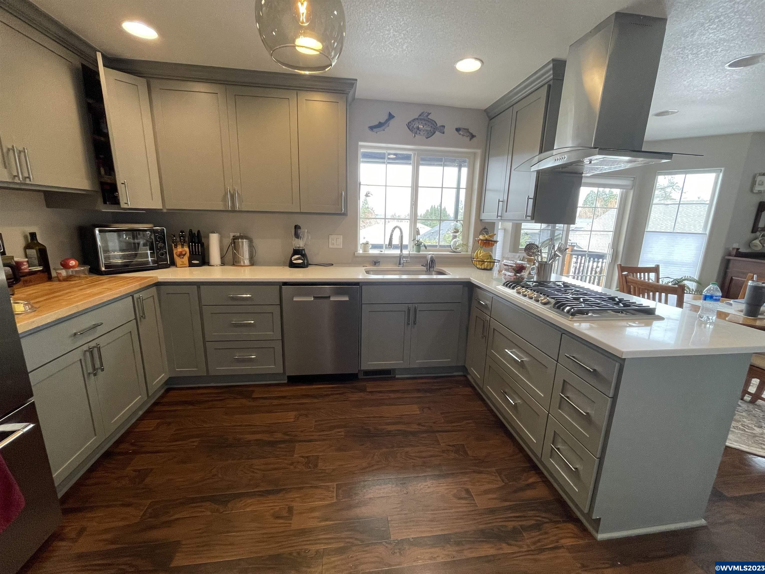 38 Sweden Loop Silverton, OR 97381 - Photo 3 of 12