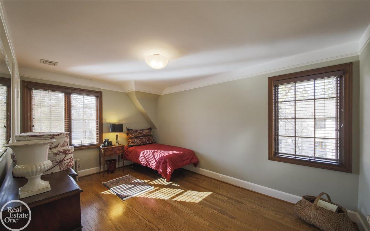 1712 Broadstone Road Grosse Pointe Woods, MI 48236 - Photo 18 of 34