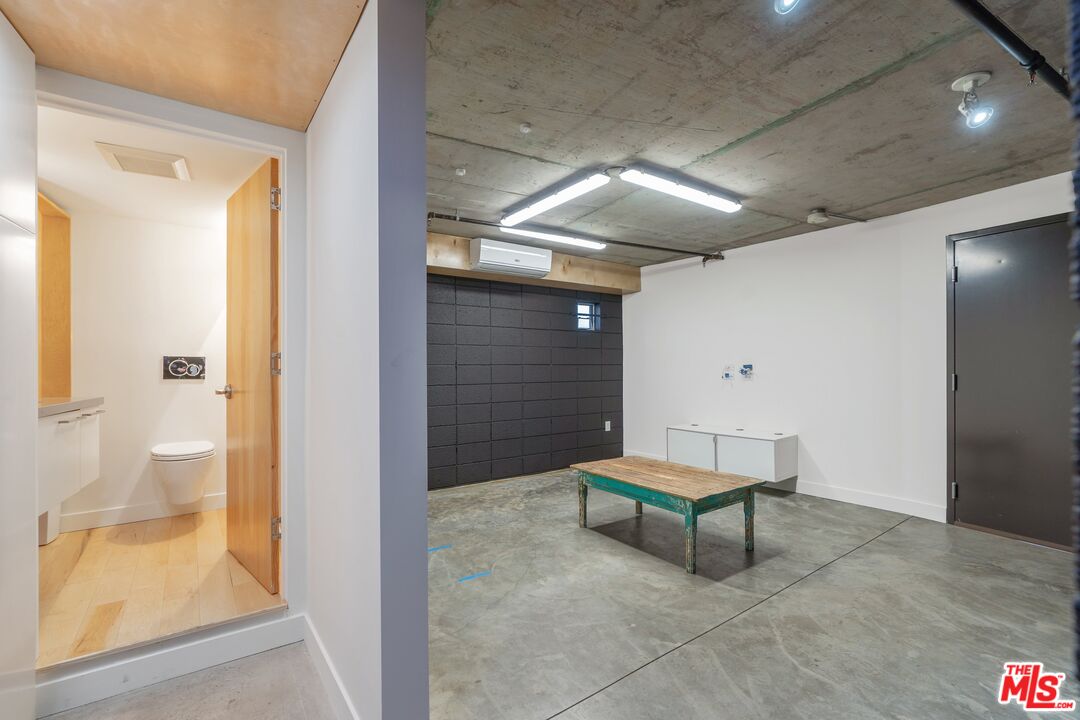 351 Sunset Avenue, Unit 1 Venice, CA 90291 - Photo 21 of 25 a living room with furniture