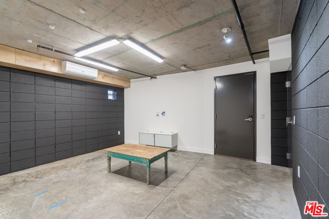 351 Sunset Avenue, Unit 1 Venice, CA 90291 - Photo 22 of 25 a view of a lobby with furniture