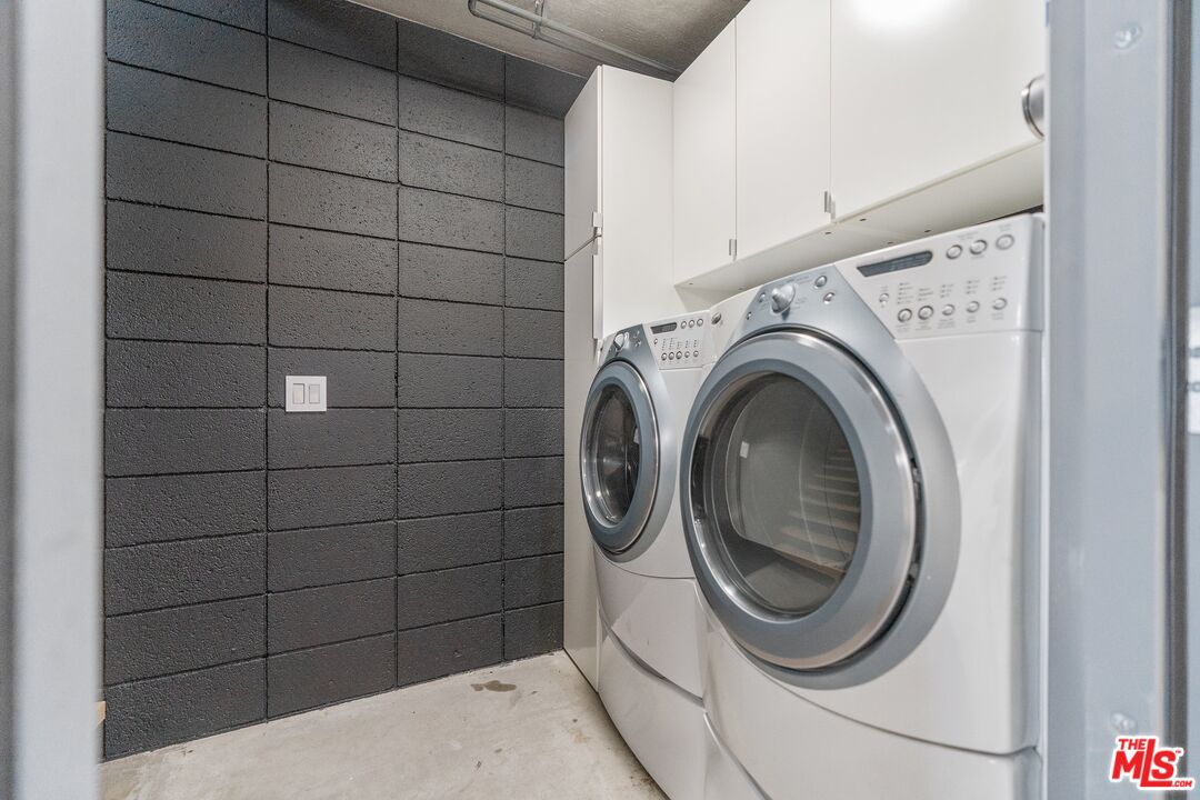 351 Sunset Avenue, Unit 1 Venice, CA 90291 - Photo 24 of 25 a utility room with dryer and washer