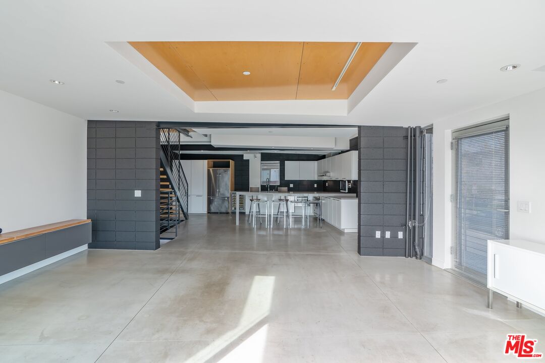 351 Sunset Avenue, Unit 1 Venice, CA 90291 - Photo 6 of 25 a room with lots of table and chairs