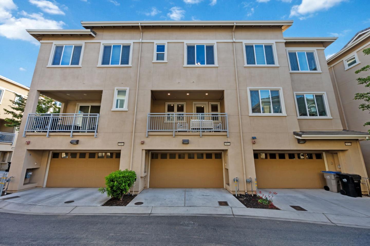 5977 Larkstone Loop San Jose, CA 95123 - Photo 5 of 63 a front view of building with balcony