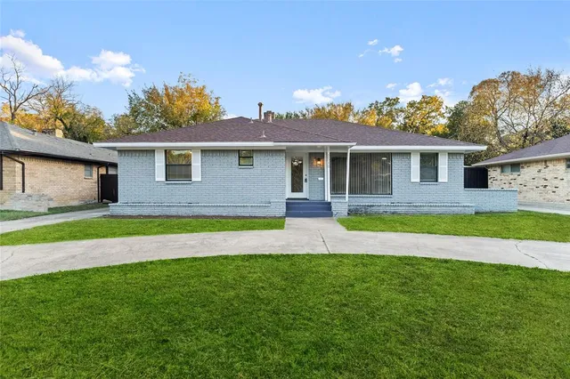 a view of house with a yard