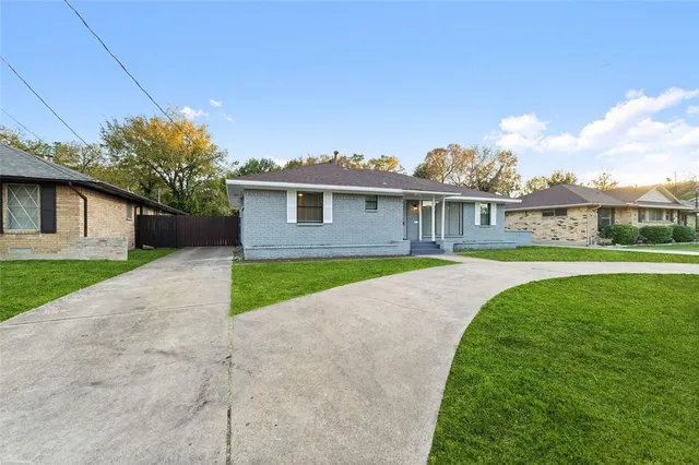 a view of house with a yard