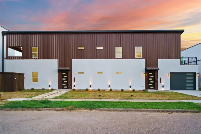 a view of a house with backyard and trees