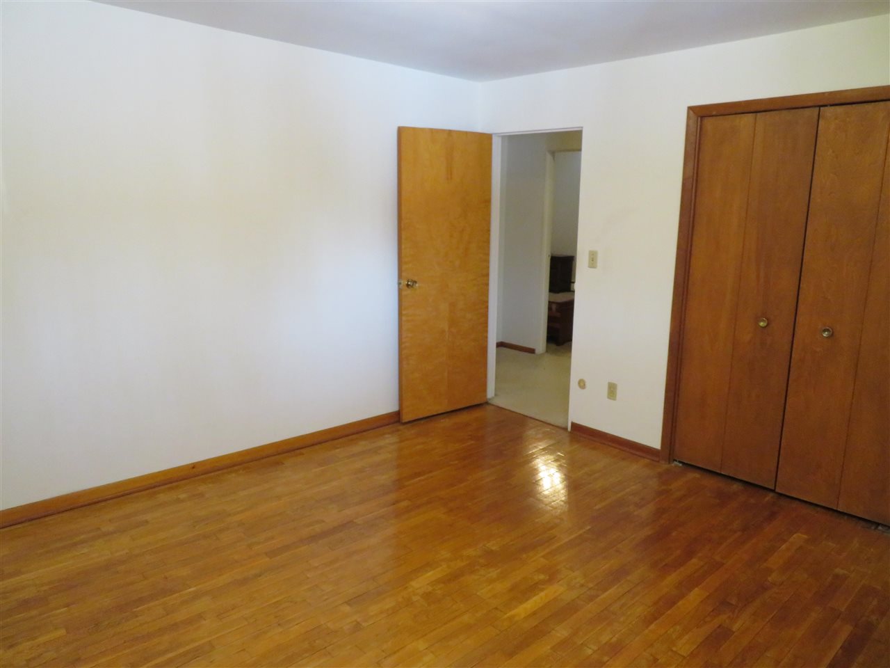 1148 North Genesee Road Burton, MI 48509 - Photo 23 of 32 50065159-22.JPG