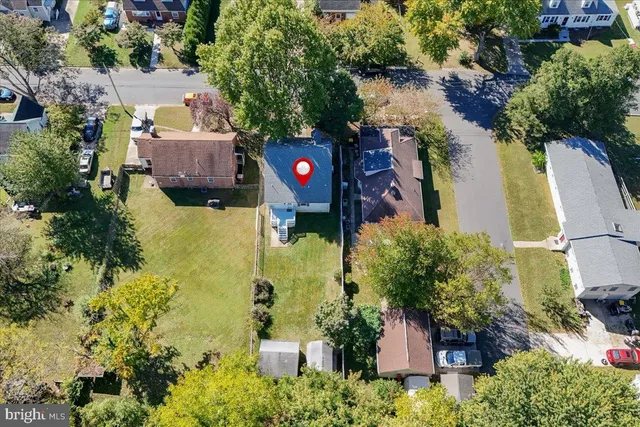 a picture of a room with a floor plan