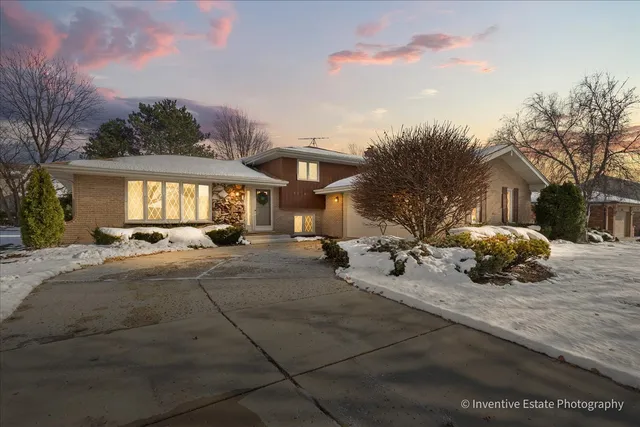 $525,000 | 8209 Middlebury Avenue, Woodridge, IL 60517