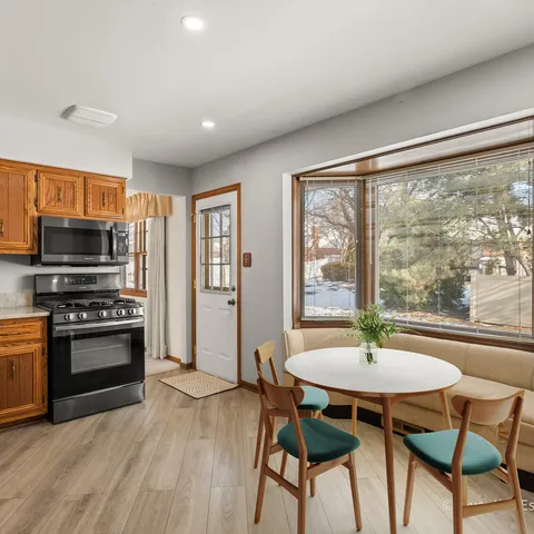 $525,000 | 8209 Middlebury Avenue, Woodridge, IL 60517