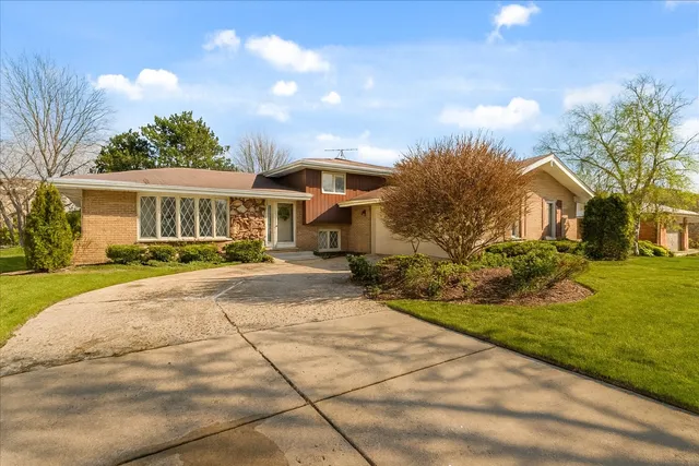 $525,000 | 8209 Middlebury Avenue, Woodridge, IL 60517