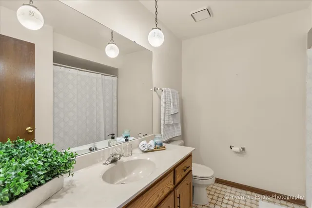 $525,000 | 8209 Middlebury Avenue, Woodridge, IL 60517