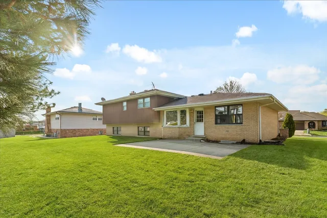 $525,000 | 8209 Middlebury Avenue, Woodridge, IL 60517