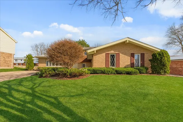$525,000 | 8209 Middlebury Avenue, Woodridge, IL 60517