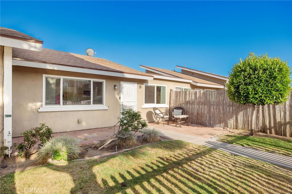 204 Springfield Avenue Huntington Beach, CA 92648 - Photo 18 of 40 Unit B - Yard