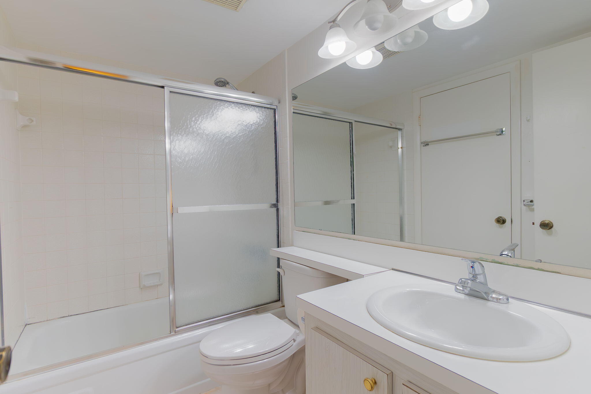 318 Pine Ridge Circle, Unit C2 Greenacres, FL 33463 - Photo 16 of 30 Bathroom