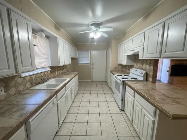 $1,250 | 2420 39th Street, Lubbock, TX 79412