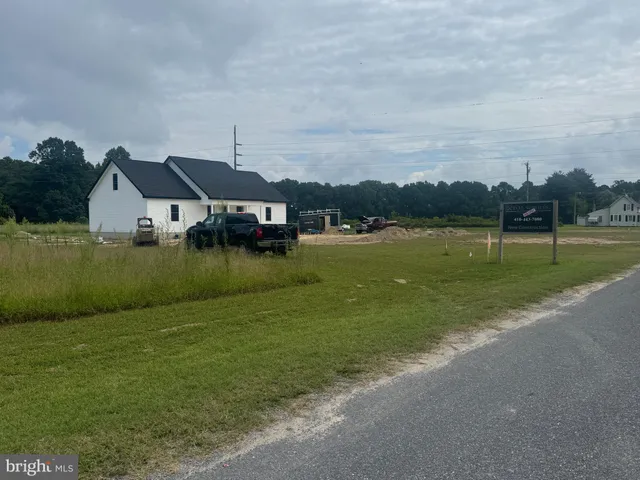 a sign that is sitting on a brick wall