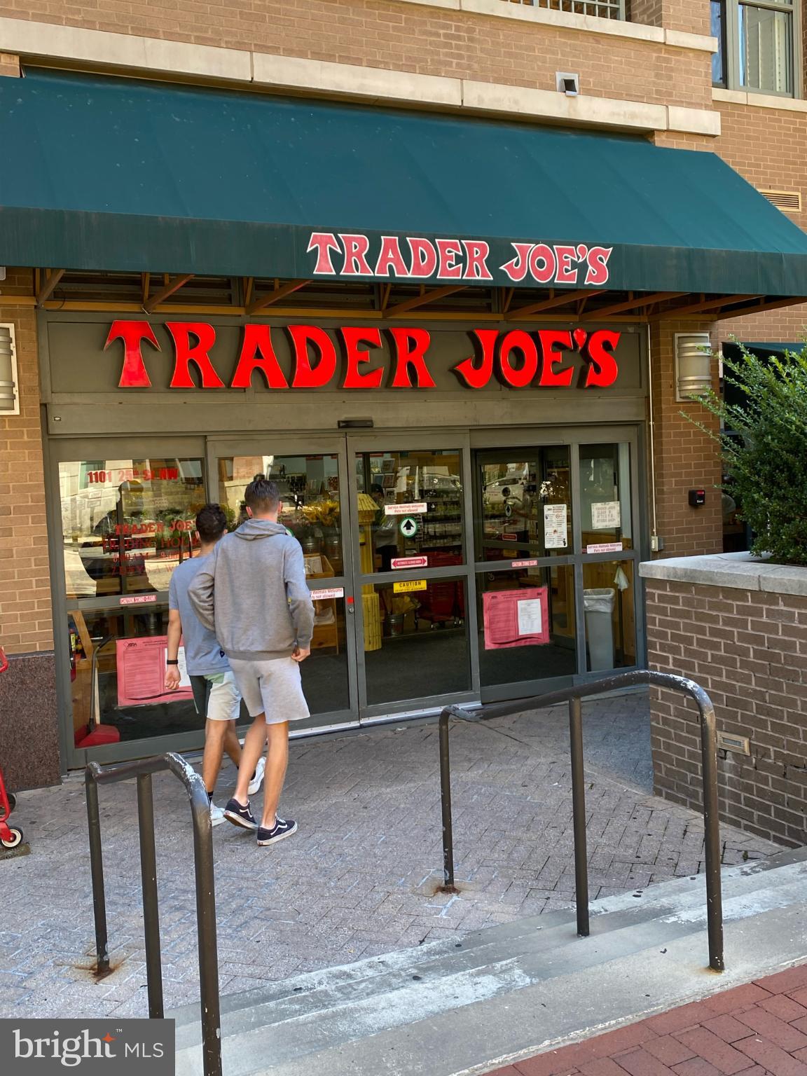 522 21st Street Northwest, Unit 1003 Washington, DC 20037 - Photo 13 of 15 a view of outdoor space with garden