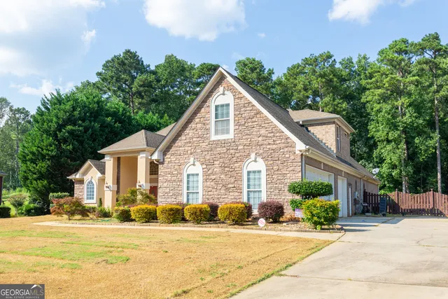 a view of a house with a outdoor space