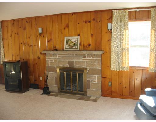 2590 West Hardies Road Gibsonia, PA 15044 - Photo 4 of 8 Living Room.