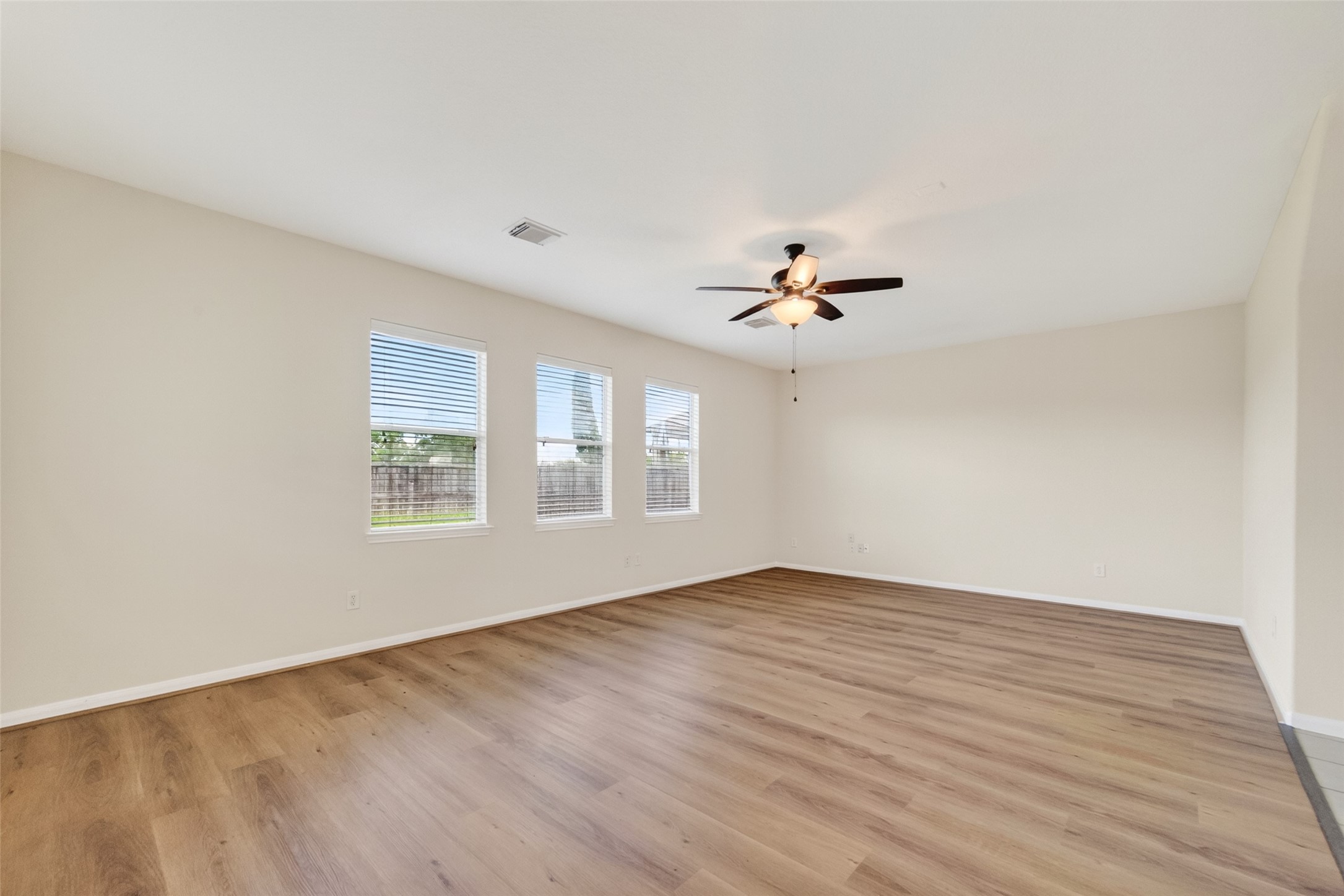 16119 Gavin Lane Houston, TX 77049 - Photo 17 of 44 Livingroom