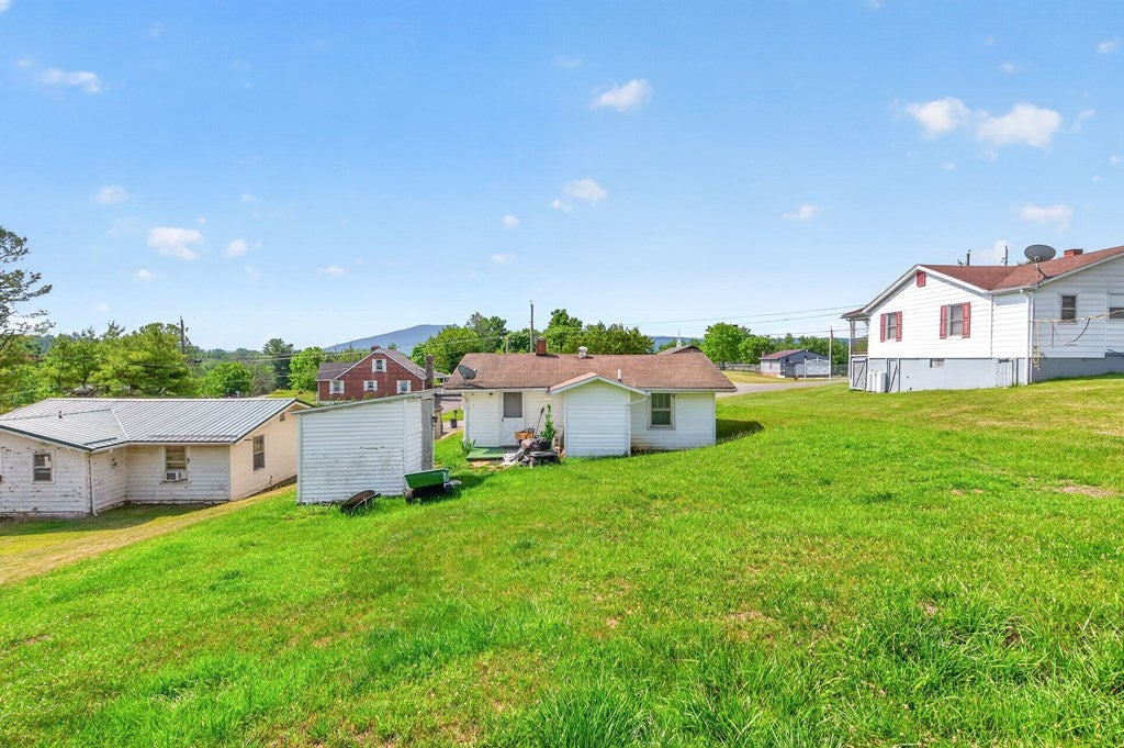 4764 Veterans Hill Road Pulaski, VA 24301 - Photo 5 of 27 Gallery Image 5