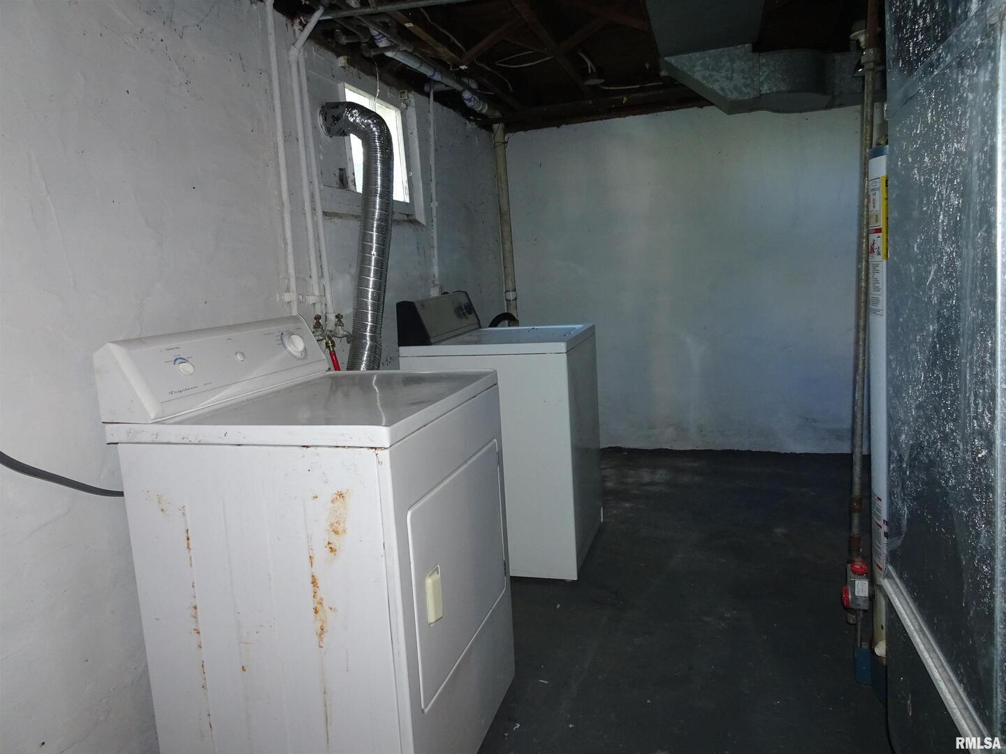 917 3rd Street Silvis, IL 61282 - Photo 11 of 22 a utility room with dryer and washer