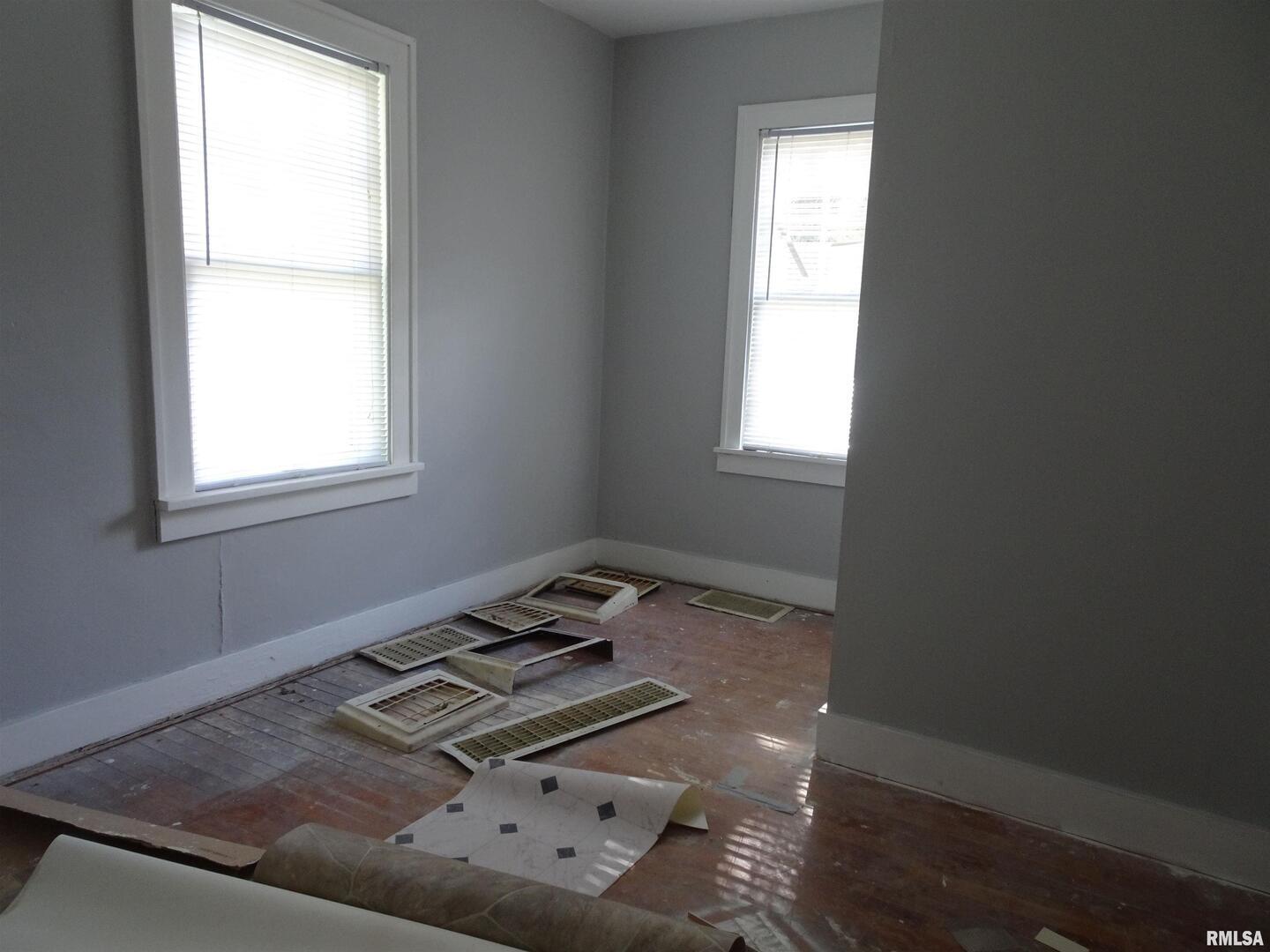 917 3rd Street Silvis, IL 61282 - Photo 20 of 22 a living room with a window