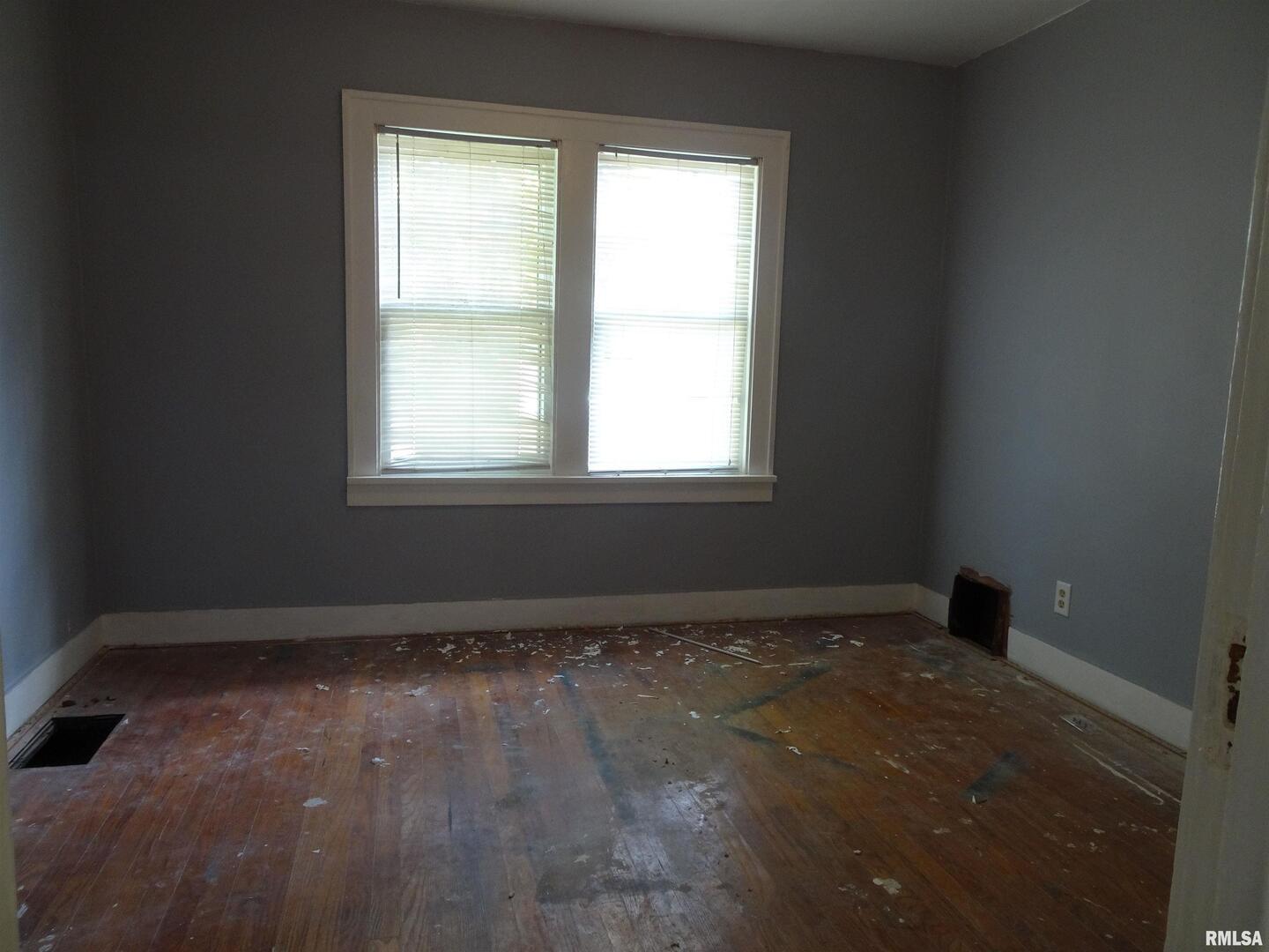 917 3rd Street Silvis, IL 61282 - Photo 21 of 22 an empty room with a window