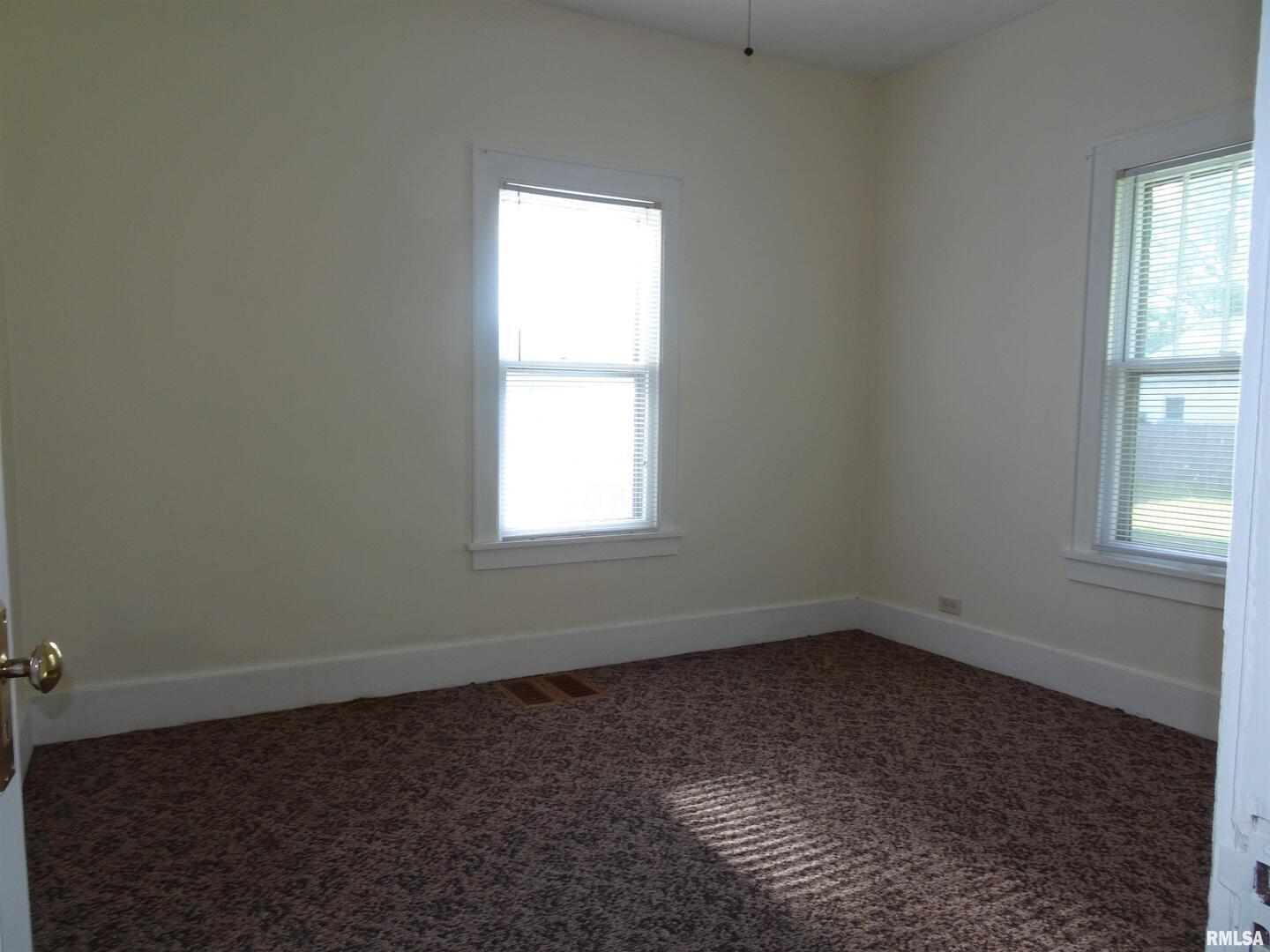 917 3rd Street Silvis, IL 61282 - Photo 7 of 22 an empty room with a window
