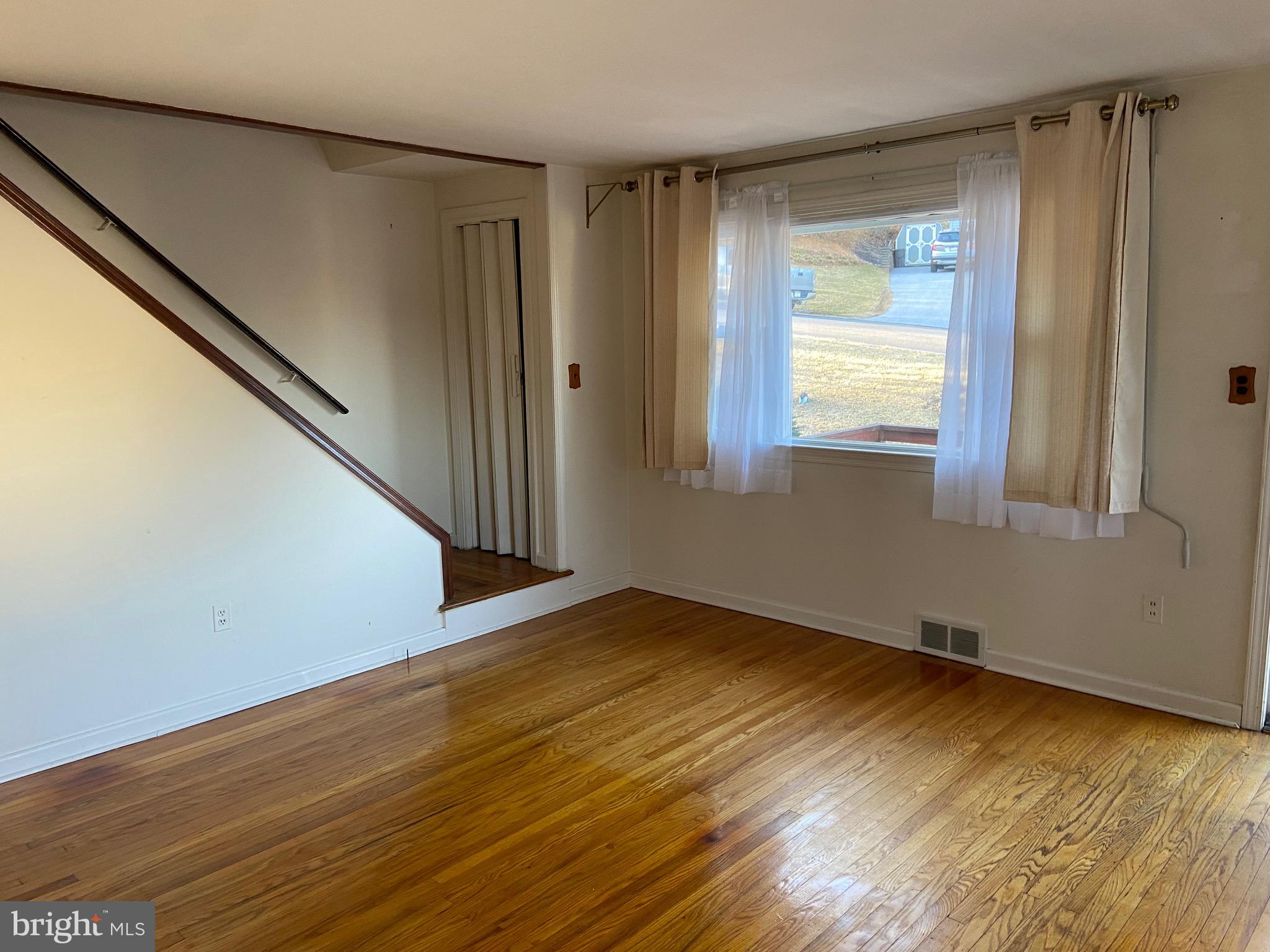 51 Fahnestock Road Malvern, PA 19355 - Photo 7 of 23 Living Room
