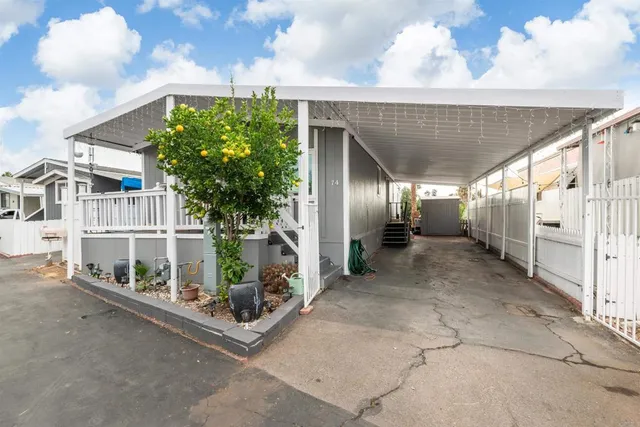 a view of entryway with a yard
