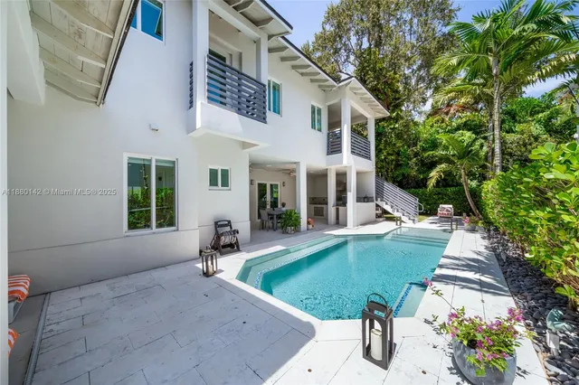 a view of a house with backyard and sitting area
