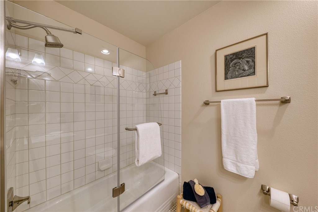 200 North Sunset Place Monrovia, CA 91016 - Photo 22 of 44 a bathroom with a bathtub
