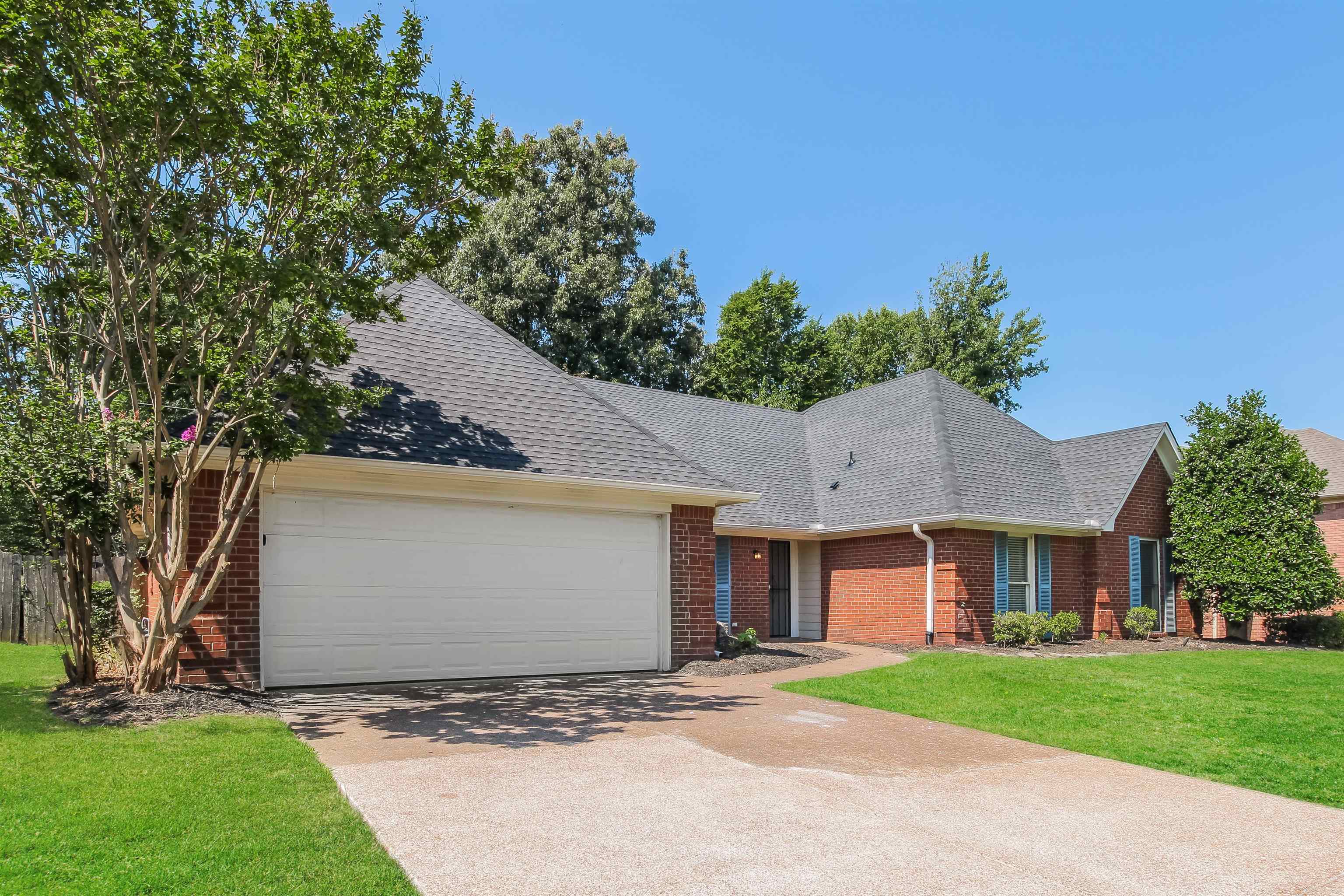 8859 Raspberry Lane Memphis, TN 38016 - Photo 2 of 16 View of front of home with a garage and a front yard