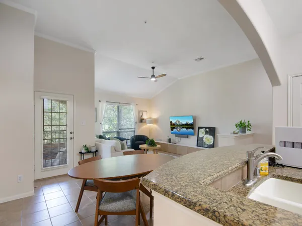 $268,880 | 6607 Lake Woodlands Drive, Unit 433, The Woodlands, TX 77382