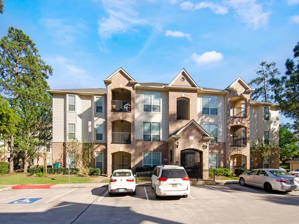 $268,880 | 6607 Lake Woodlands Drive, Unit 433, The Woodlands, TX 77382