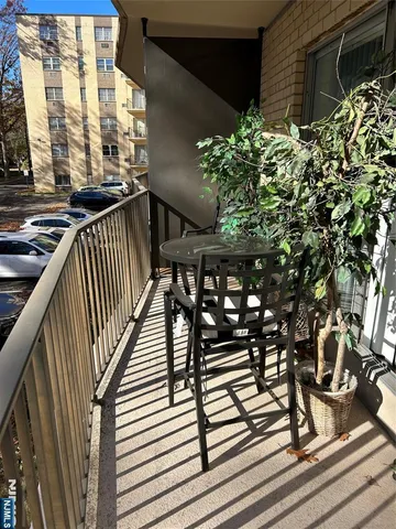 a view of entryway and hall yard