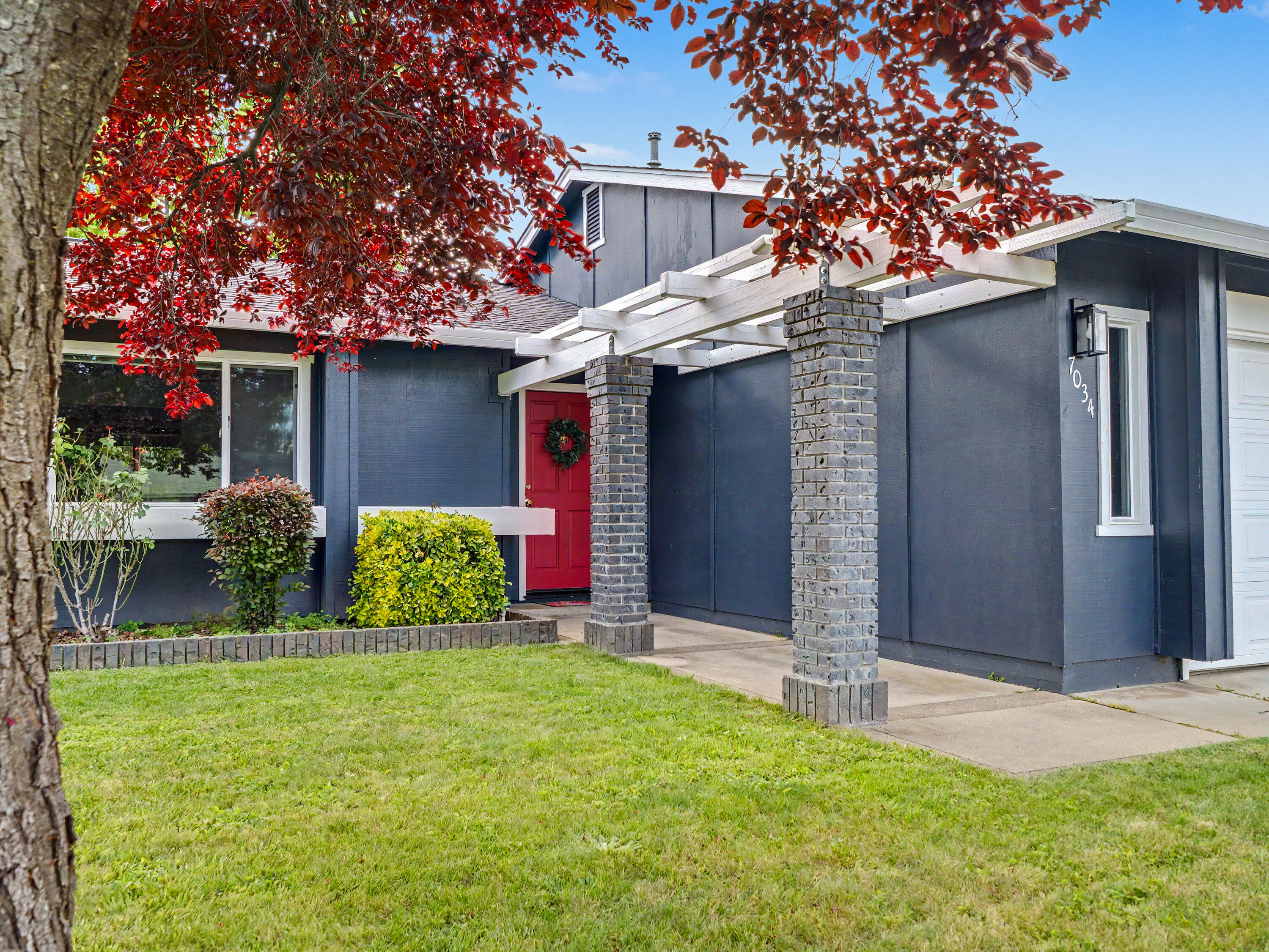 7034 David Trail Redding, CA 96001 - Photo 2 of 16 JR_DavidTrail_41526-50