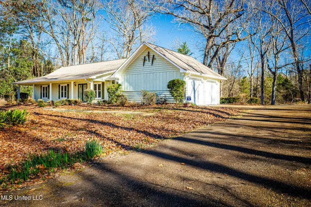 $299,900 | 141 North Eagle Ridge Drive, Florence, MS 39073