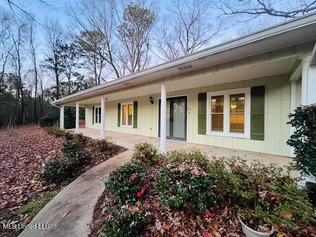 $299,900 | 141 North Eagle Ridge Drive, Florence, MS 39073