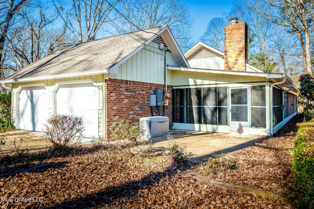 $299,900 | 141 North Eagle Ridge Drive, Florence, MS 39073