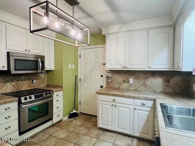 $299,900 | 141 North Eagle Ridge Drive, Florence, MS 39073