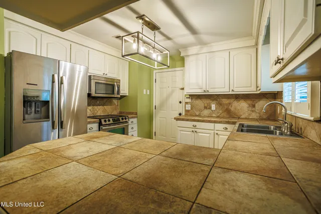 $299,900 | 141 North Eagle Ridge Drive, Florence, MS 39073