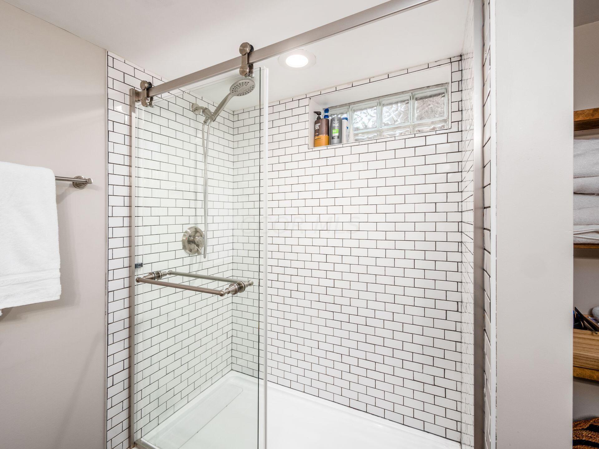 2404 Swansea Road Columbus, OH 43221 - Photo 28 of 37 Full bathroom