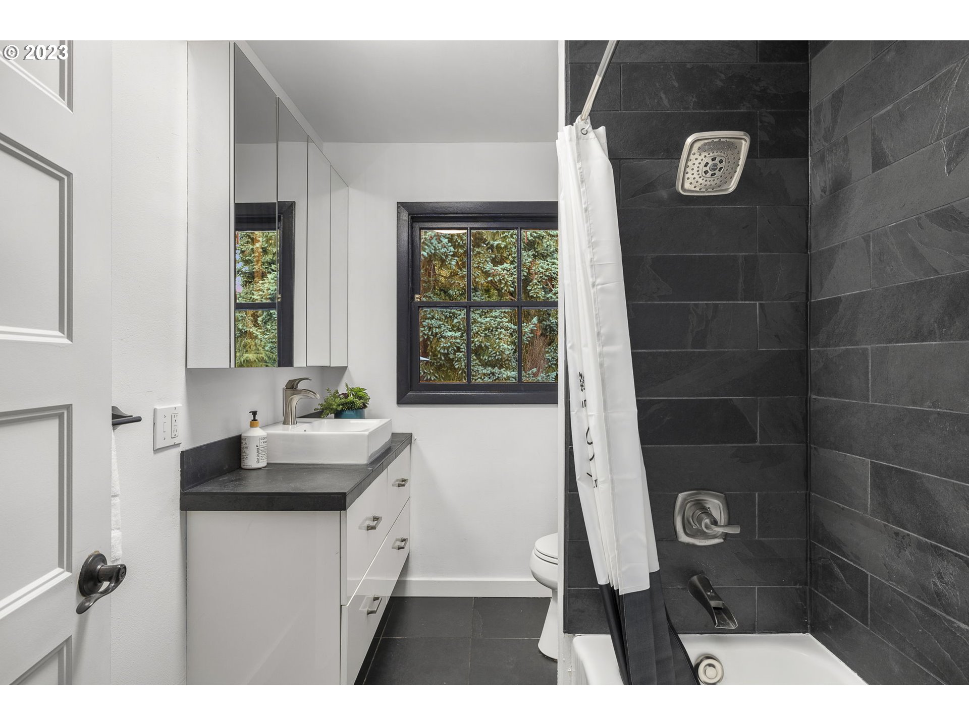 2646 Southwest Ridge Drive Portland, OR 97219 - Photo 19 of 47 Bathroom