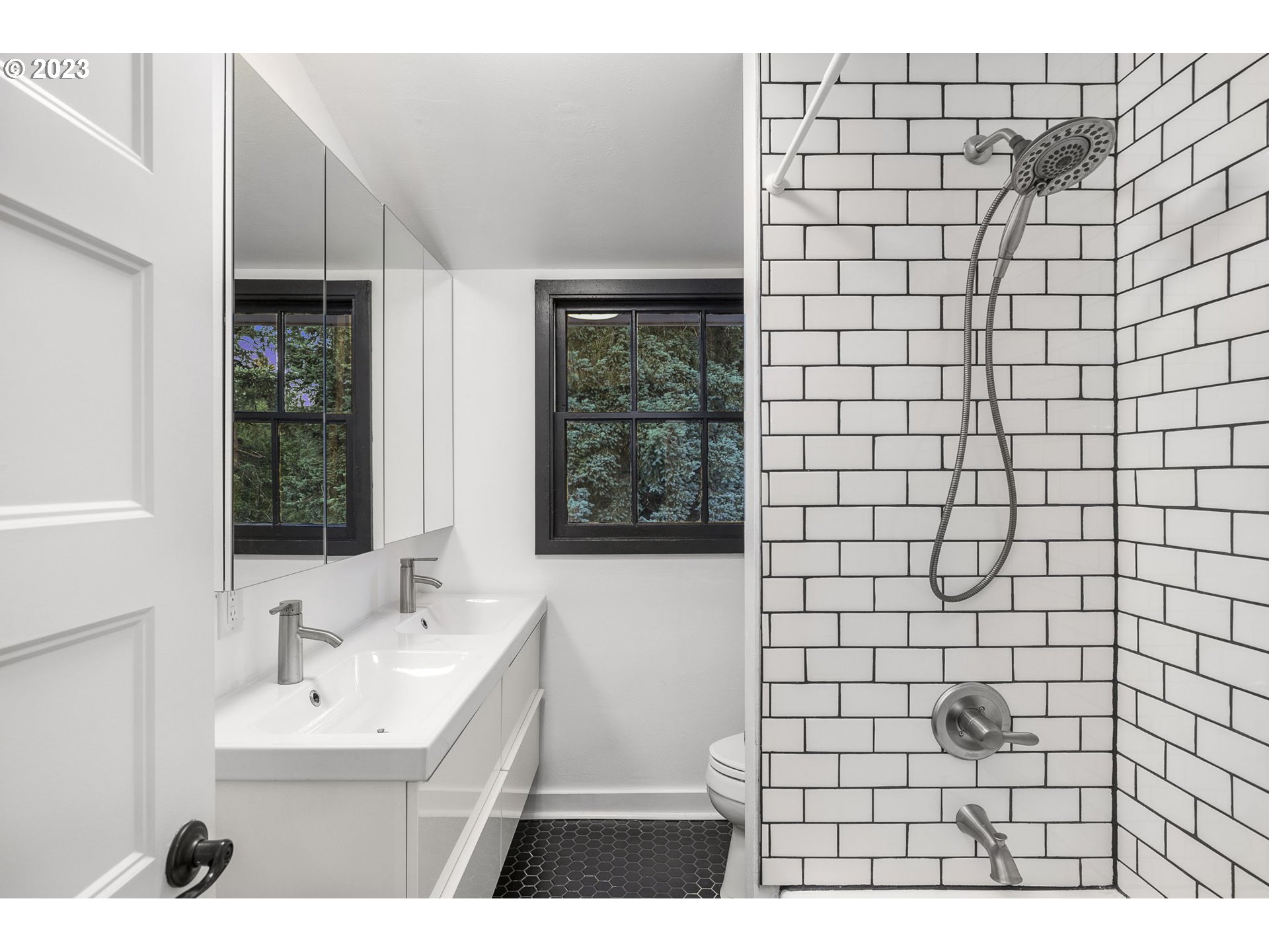 2646 Southwest Ridge Drive Portland, OR 97219 - Photo 27 of 47 Bathroom
